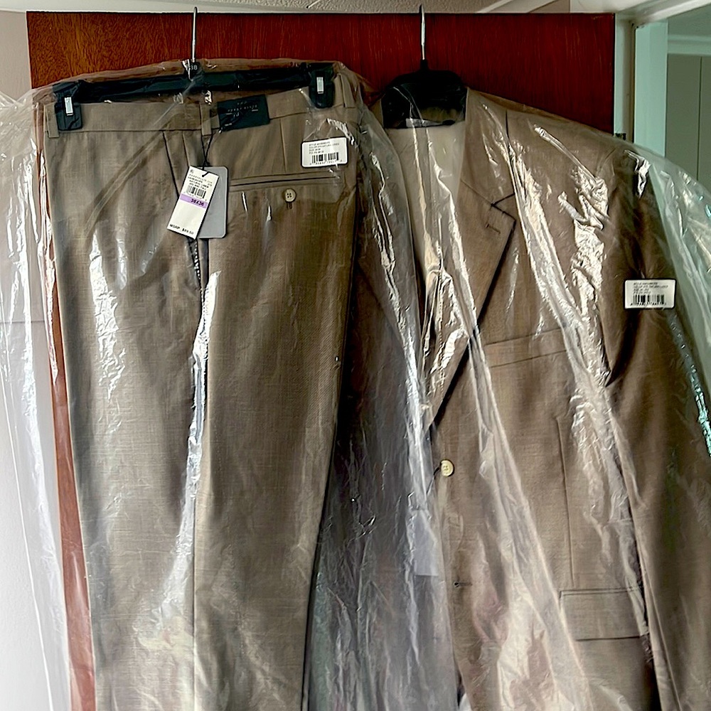 Perry Ellis Men’s Suit